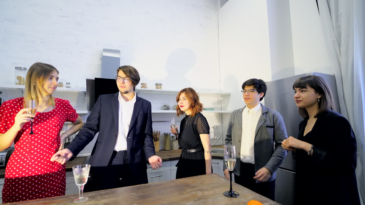 현대적 인 부 에서 축하 하는 친구 들