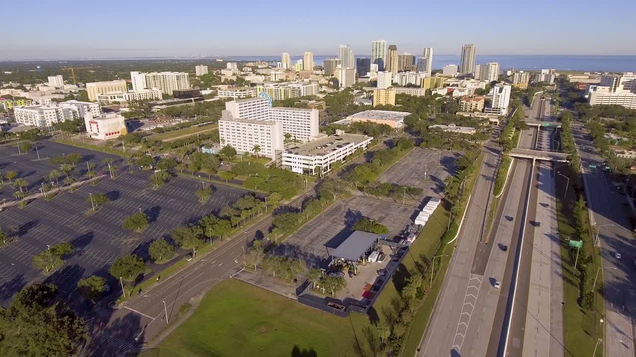 도심지 해안가 스카이라인의 4k 공중 드론 비디오