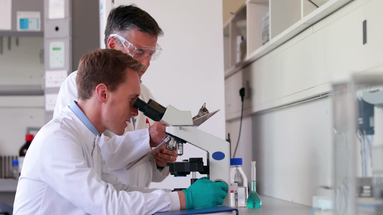 과학자들이 화학 실험을 하고 있습니다.