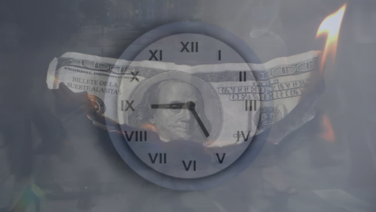 анимация цифровых часов и сжигание стодолларовой купюры в течение промежутка времени, когда люди ходят по улице.