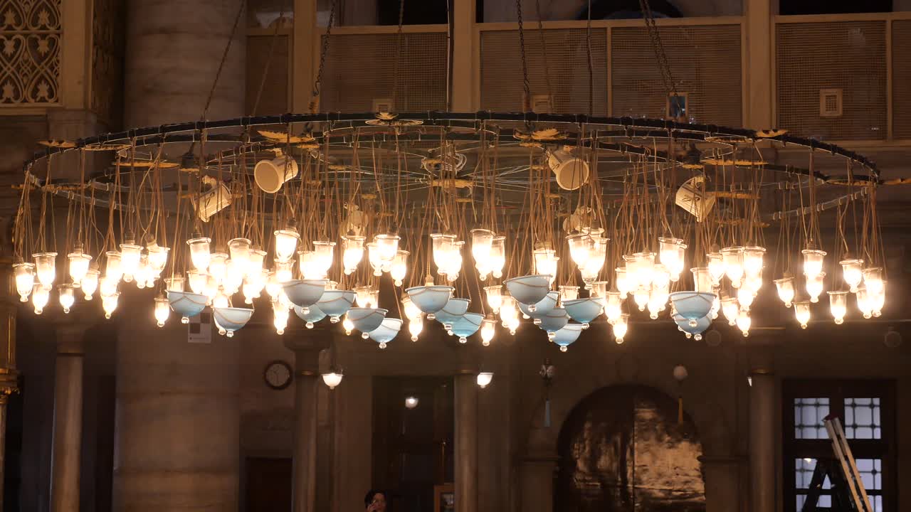 모스크 에 있는 파란 유리 램프 를 가진 장식 된 들리어