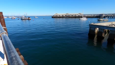 bahía de monterey desde el muelle - invierno de california - 4k