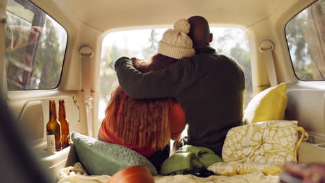 viagem de carro, natureza e abraço de casal no carro de trás