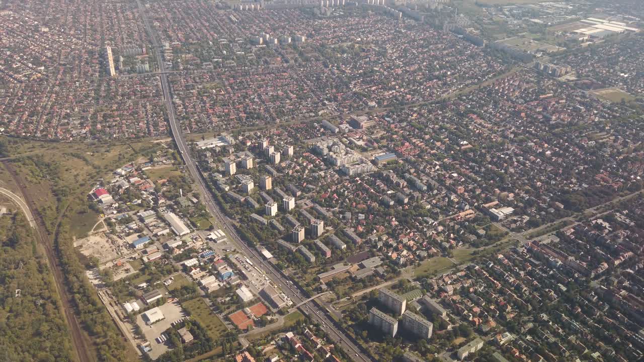 вид с воздуха на пригородный город