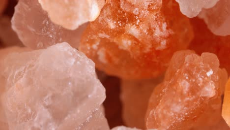 la sal rosa del himalaya es super macro de cerca. debido principalmente a los costos de comercialización, la sal rosa del himalaya es hasta veinte veces más cara que la sal de mesa o marina.