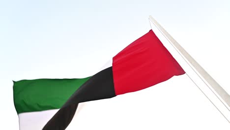 Die-Flagge-Der-Vereinigten-Arabischen-Emirate-Weht-Auf-Halbmast