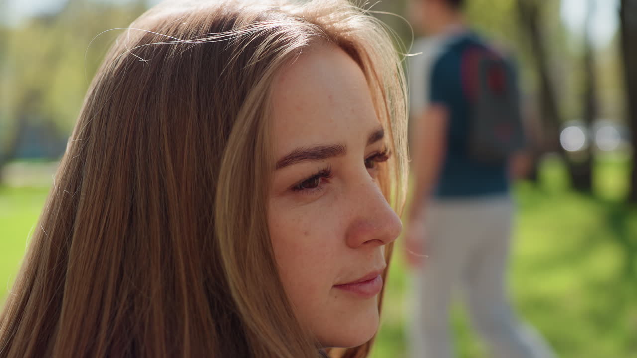 한 학생이 햇볕이 잘 드는 야외에서 뜨개질을 진지하게 바라보고, 아이가 부드러운 햇빛 아래에서 뜨개질 장면을 관찰하며, 한 청소년이 조용한 공원 환경에서 명상적인 분위기로 뜨개질 수업을 응시해요.