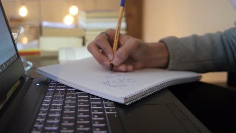 estudiando en una hoja de cuaderno
