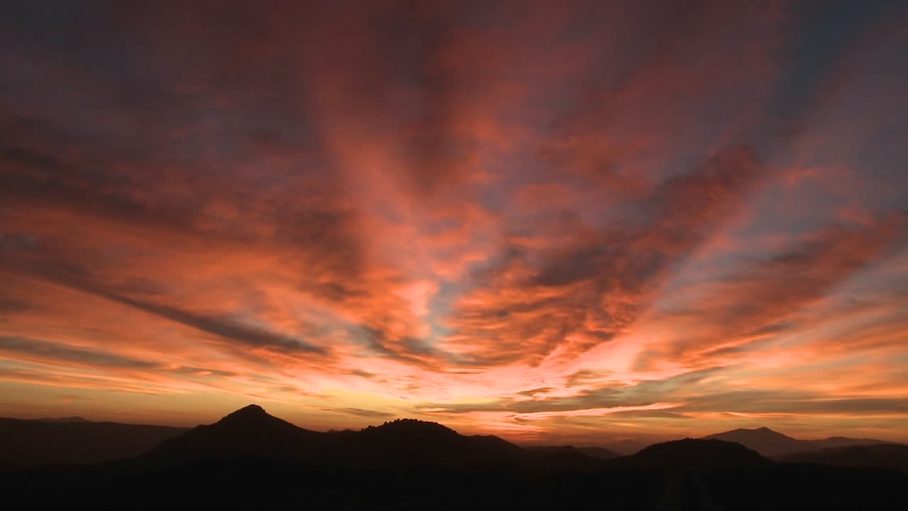 해가 지면서 하늘이 어두워진다
