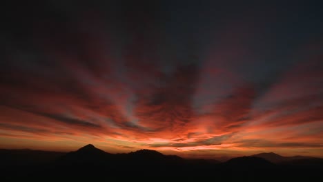 Der-Himmel-Verdunkelt-Sich,-Wenn-Die-Sonne-Untergeht