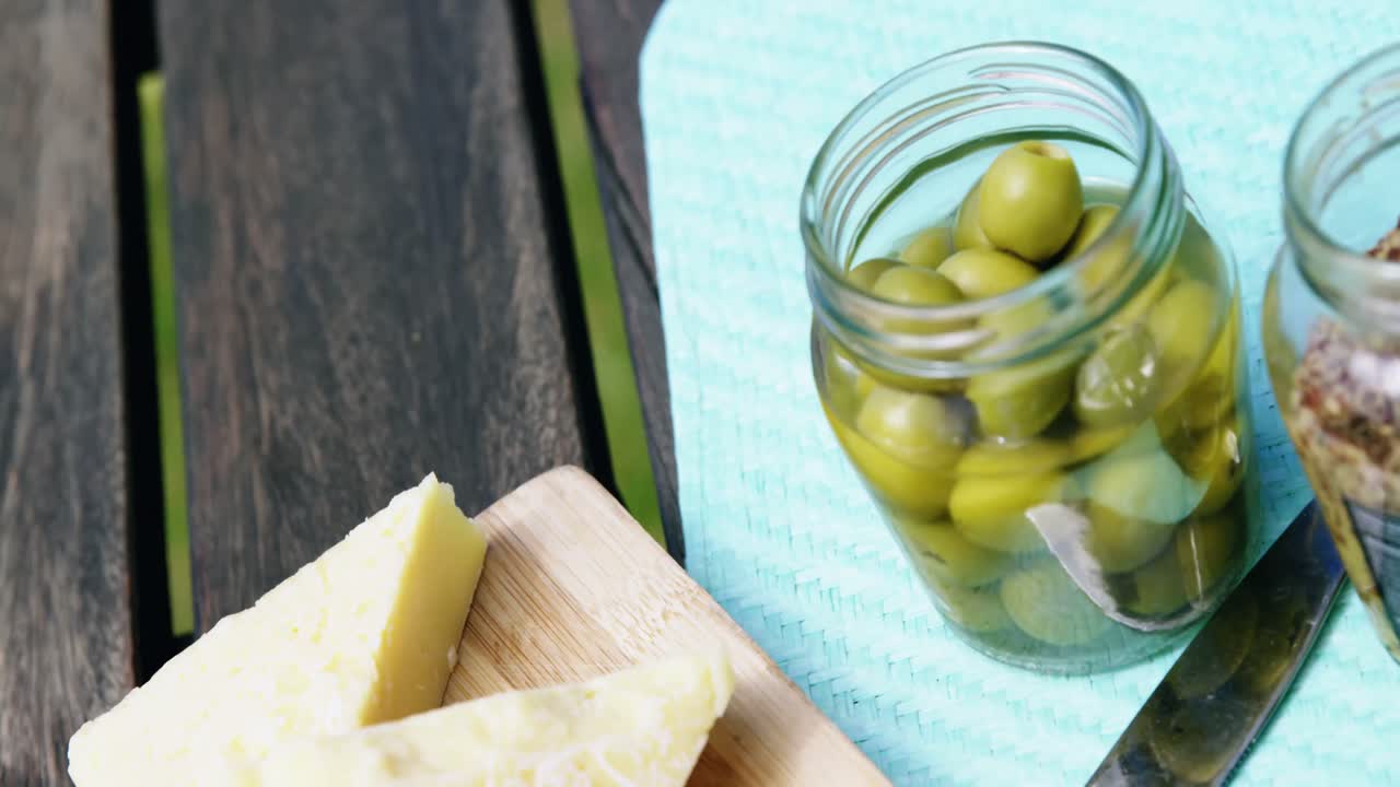 치즈, 살라미,  ⁇ , 올리브