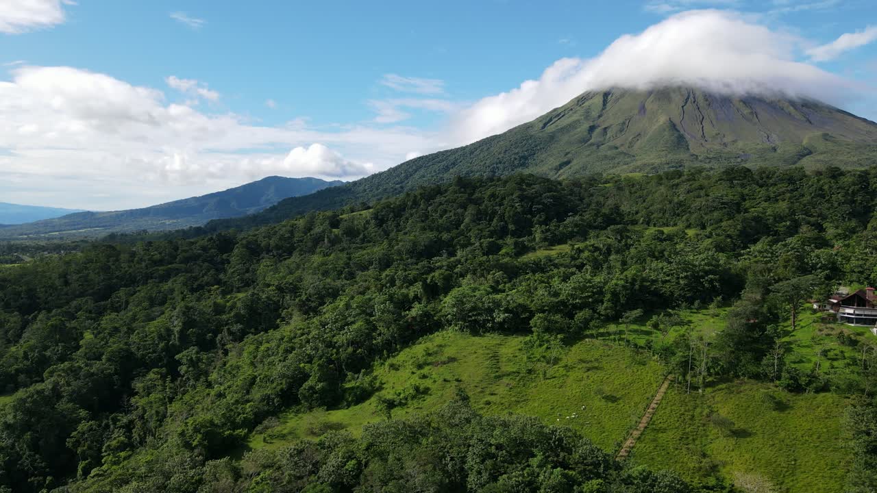 右に移動する航空写真、コスタリカのアリーナ火山のレンズ状の雲の美しい景色、明るい晴れた日に