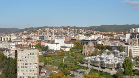 paisaje urbano de pristina, kosovo