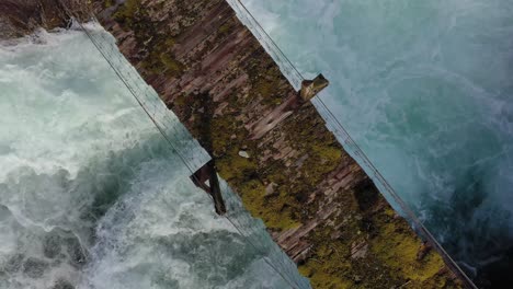 puente colgante sobre el río de la montaña, noruega.