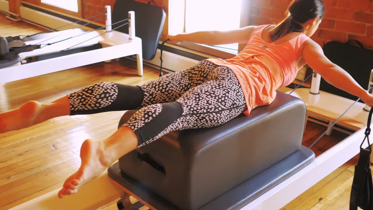 Donna che si esercita con attrezzature da palestra