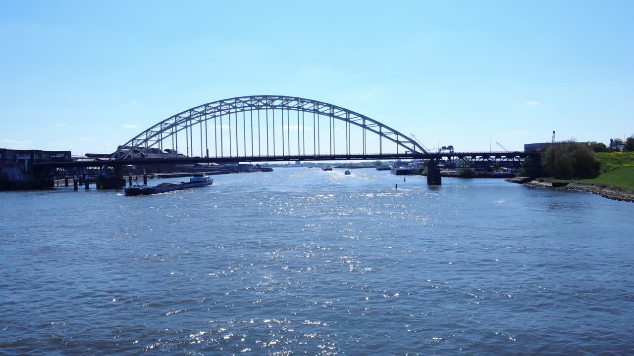 네덜란드 헨드릭-이도-암바흐트에서 낮에 항해 바지선과 함께 노르드 강을 가로지르는 아치교