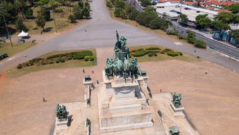 Majestätischer-Luftüberfall-Des-Unabhängigkeitsdenkmals-In-São-Paulo,-Brasilien-Mit-Dem-Hintergrund-Des-Ipiranga-museums