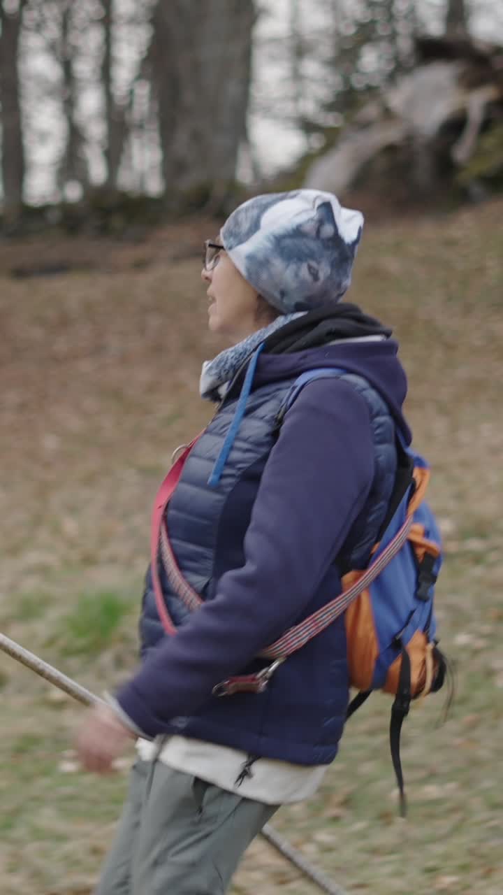 자연 속에서 산책하는 여자