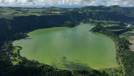 vista idílica de la laguna das furnas en la isla de são miguel, azores, portugal