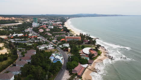 Imágenes-De-Drones-De-Un-Destino-De-Viaje-Vietnamita---Mui-Ne,-Que-Se-Encuentra-Cerca-De-La-Playa-De-Enlaces-Marítimos-Conocida-Como-&#39;pequeño-Buda