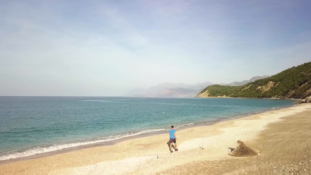 알바니아 여름방학 동안 알바니아 리비에라의 루코바 해변을 따라 걷는 인간