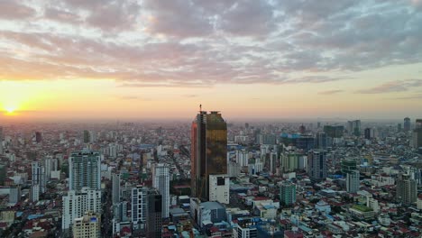 Golden-Tower-42,-Umgeben-Von-Hochhäusern-Bei-Sonnenuntergang-In-Phnom-Penh,-Kambodscha