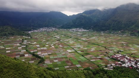 Blick-Auf-Das-Ackerland-Mit-Vulkangebirgskette-Im-Hintergrund-Im-Sembalun-Dorftal-In-Der-Nähe-Des-Vulkan-Rijani-Nationalparks,-Lombok,-Indonesien