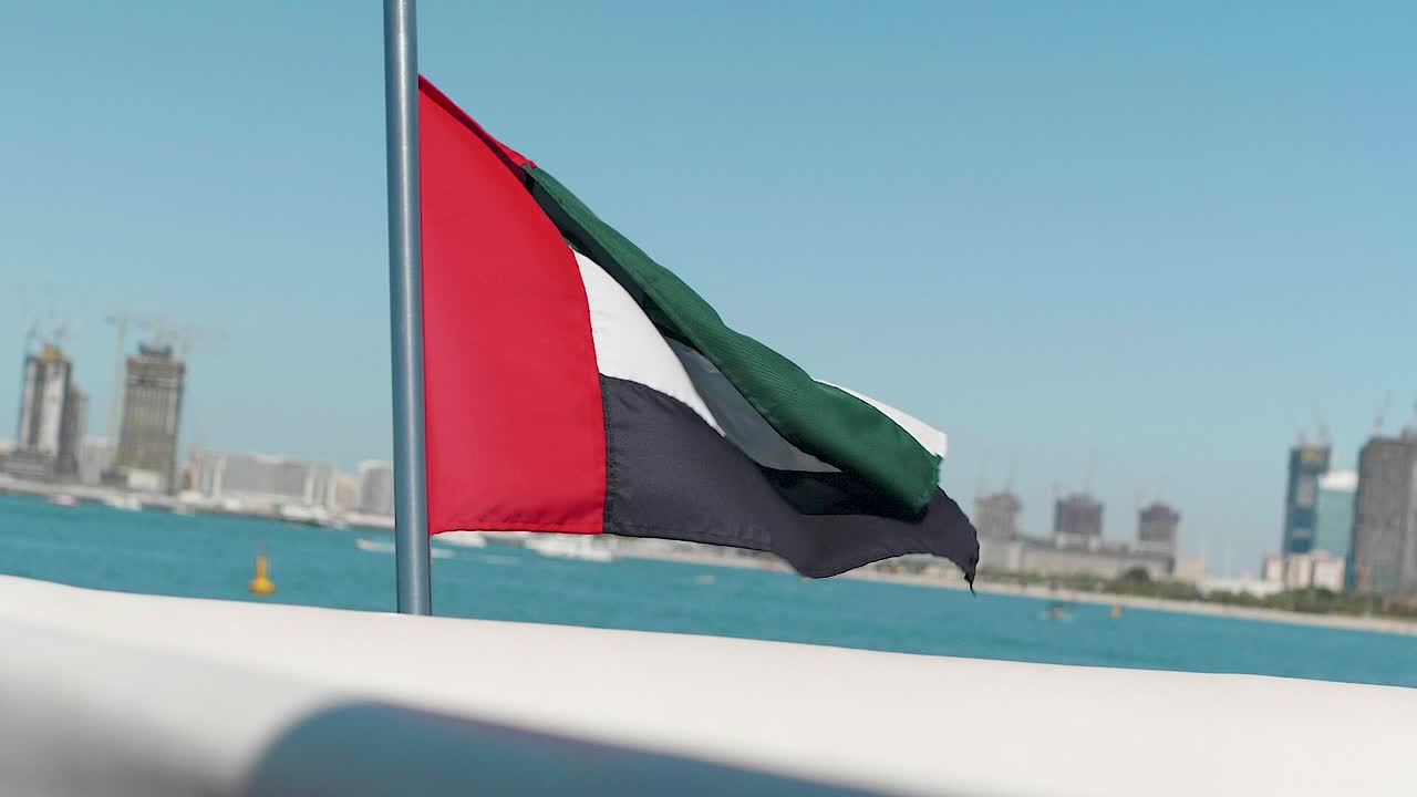 cámara lenta que revela imágenes de la bandera de los emiratos árabes unidos