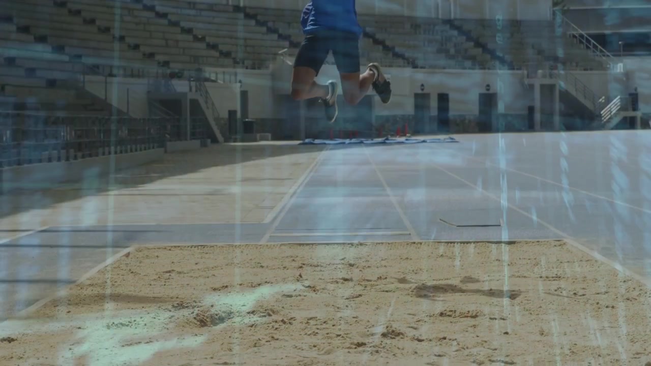Video verticale: Atleta maschio che inizia a correre, salta e atterra in una fossa di sabbia, con sovrapposizione di codice che traccia lo sport