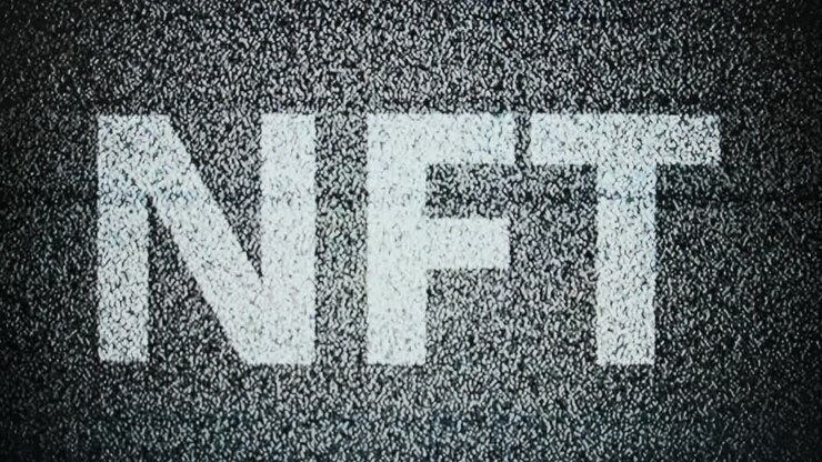 Iscrizione NFT su uno schermo monitor con statica bianca, rumore TV, nessun segnale.