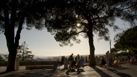 silueta de familia en el lugar de observación en lisboa durante el atardecer temprano