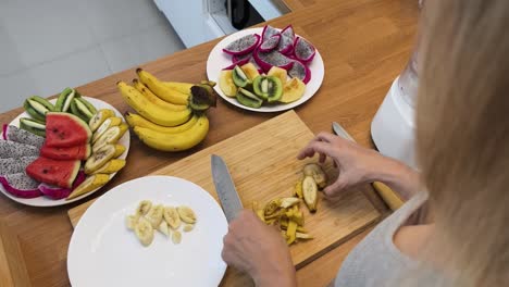 preparando un batido de frutas