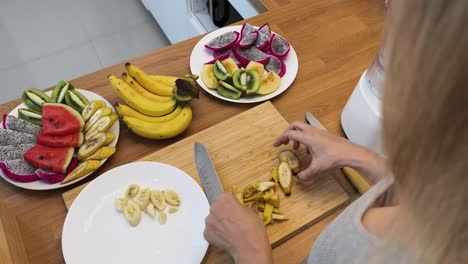 preparing a fruit smoothie