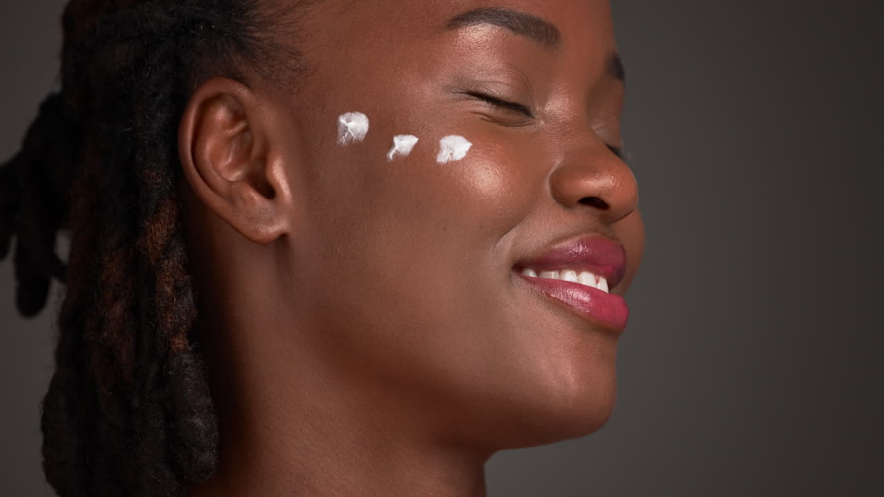 Donna che si applica la crema idratante