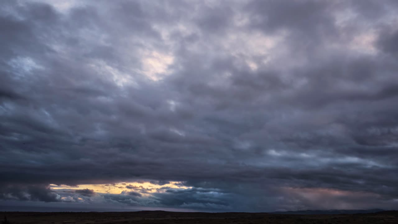어두운 구름이 몰로카이 하와이 1 섬의 지평선을 가로질러 움직입니다.