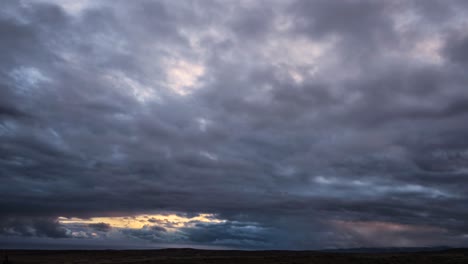 Nubes-Oscuras-Se-Mueven-A-Través-Del-Horizonte-En-La-Isla-De-Molokai-Hawaii-1