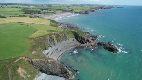 Rückblick-Entlang-Der-Copper-Coast,-Waterford,-Irland,-Tra-Na-Nbno-Beach-Und-Bunmahon-Beach-Und-Der-Copper-Coast-Drive,-Die-Sich-Entlang-Der-Küste-Erstreckt