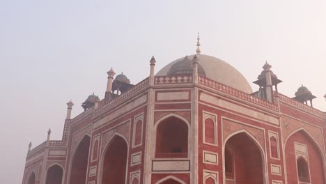 Tumba-De-Humayun-En-La-Mañana-Brumosa-Desde-Una-Perspectiva-única-Tomada-En-Delhi-India