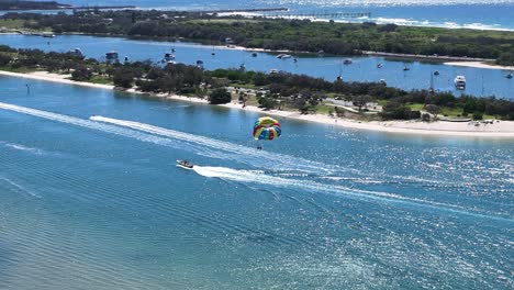 Parapente-En-La-Hermosa-Costa-Dorada-De-Australia,-Relucientes-Días-De-Verano,-Imágenes-De-Drones