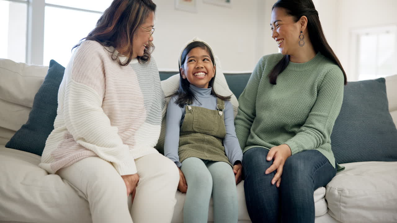 아이, 엄마, 할머니 가 가족 과 함께 웃고 있다