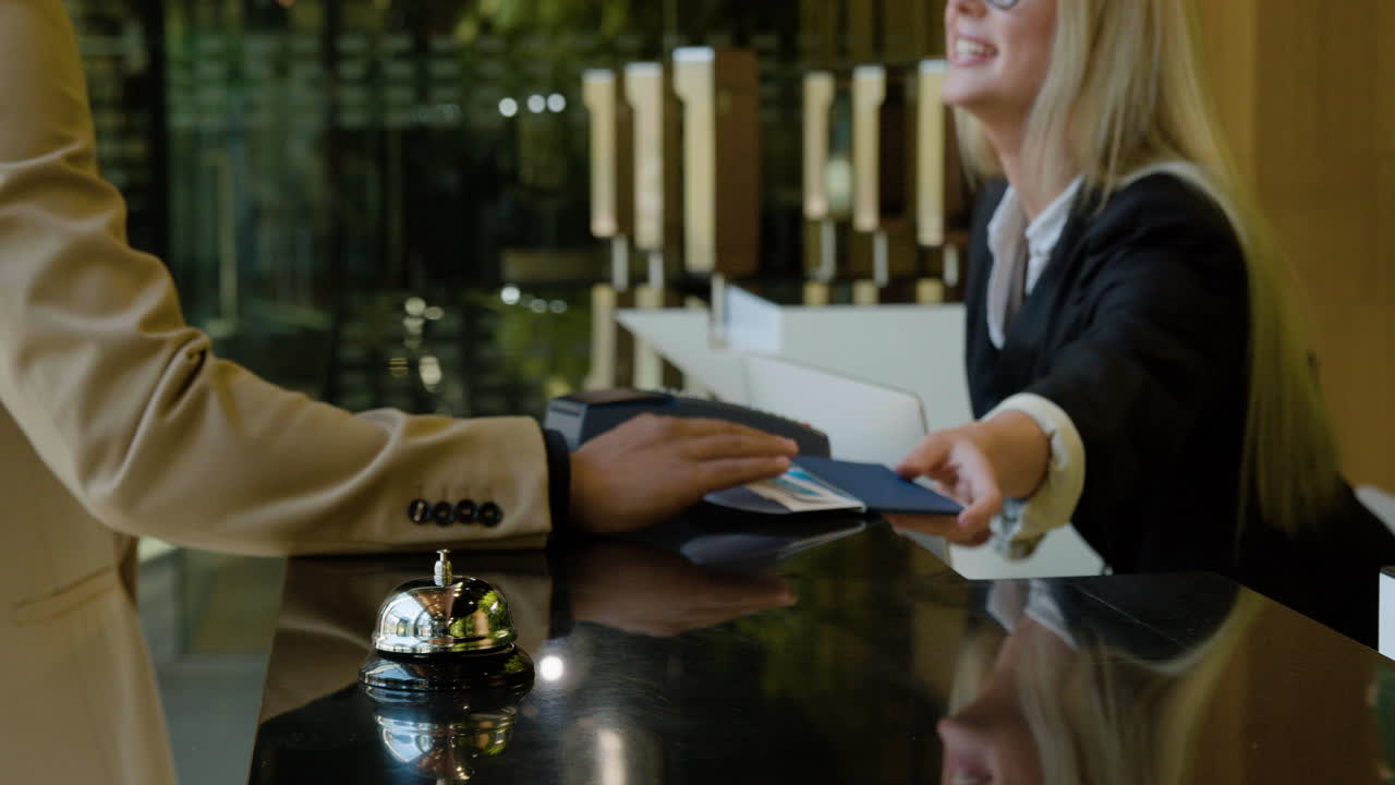 hombre afroamericano presionando la campana de recepción