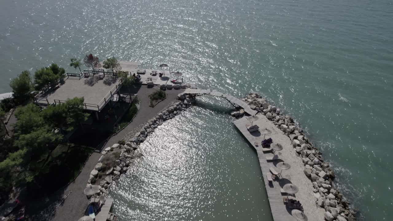 video con drone plano frontal a vista de pájaro en la paradisíaca isla de camping pa emer en karpen, albania