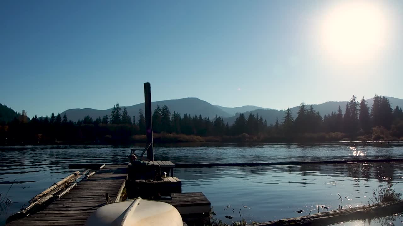 hombre sentado en el muelle al atardecer