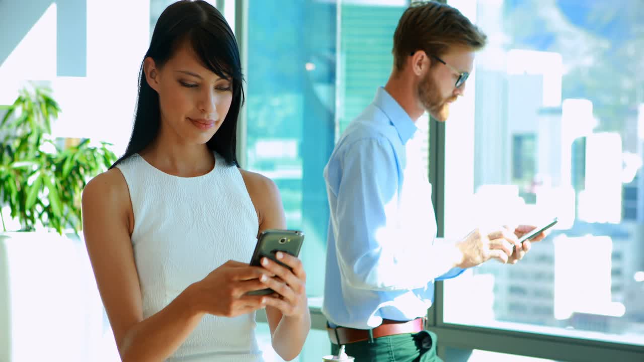 휴대 전화를 사용하는 임원