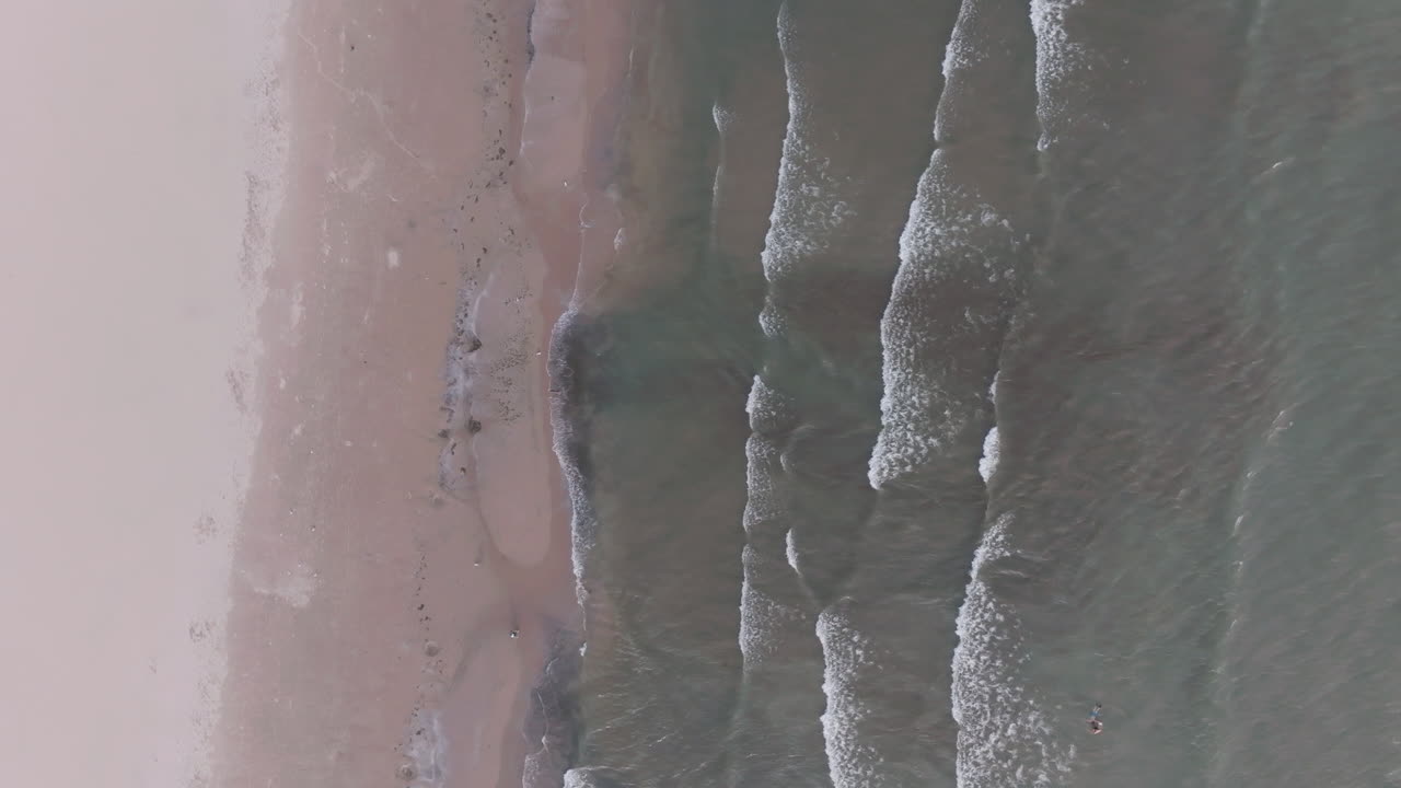 Vista aerea delle onde di Nickel Beach che incontrano la sabbia dorata in un ambiente tranquillo