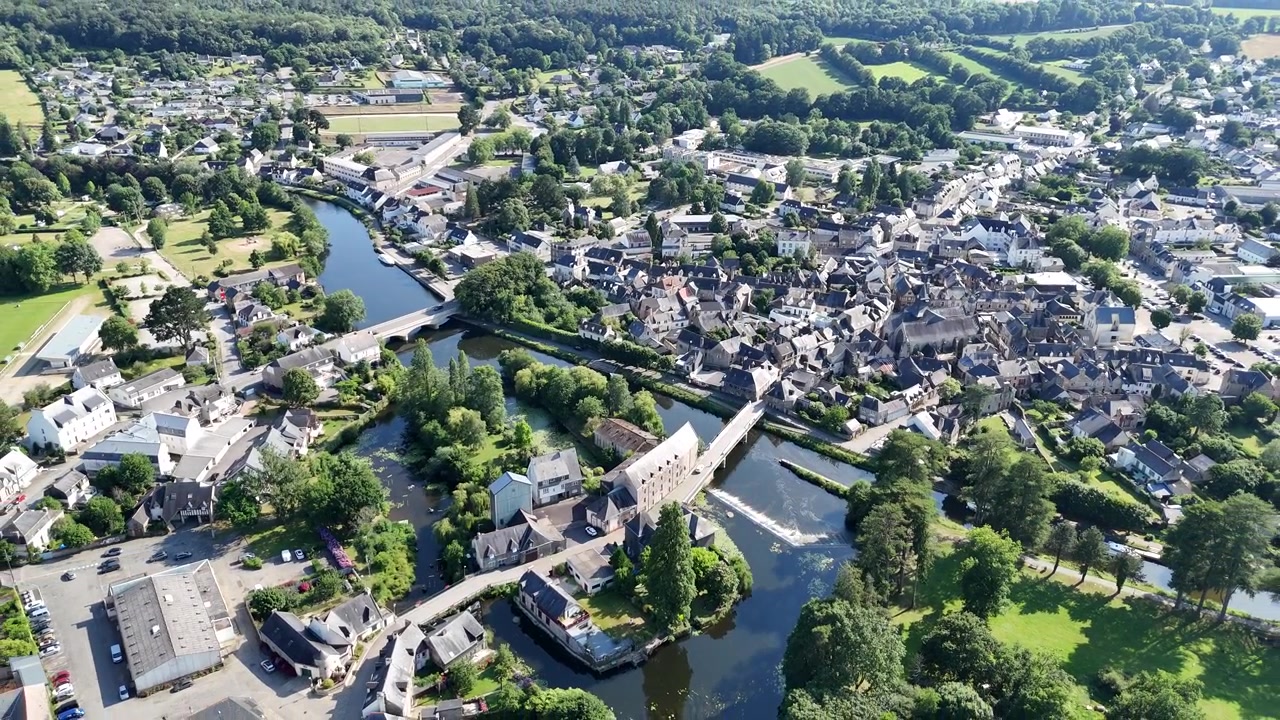 Malestroit, città medievale in Bretagna, Francia, vista aerea da drone ad alta angolazione