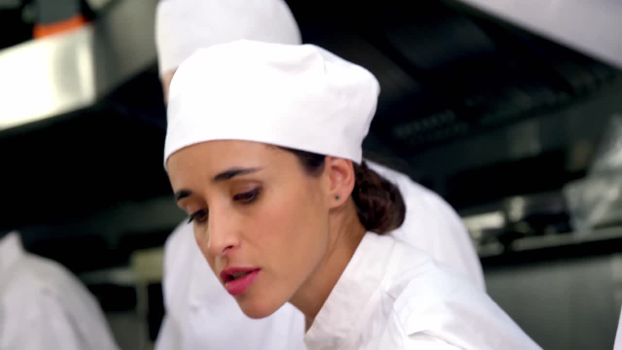 equipo de chefs trabajando en el mostrador de la cocina