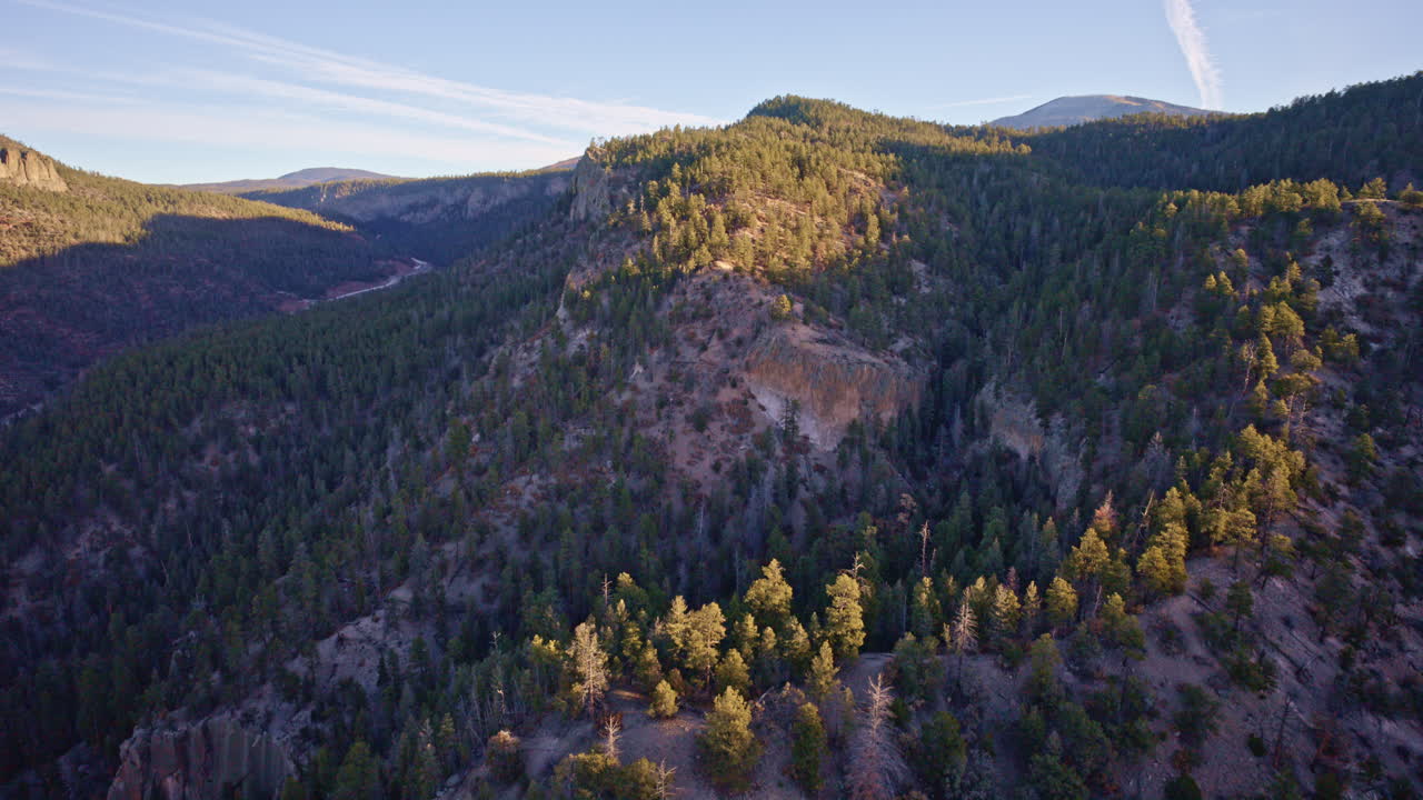 Sorvolo con drone di formazioni rocciose scoscese e valli di canyon vicino a Los Alamos.