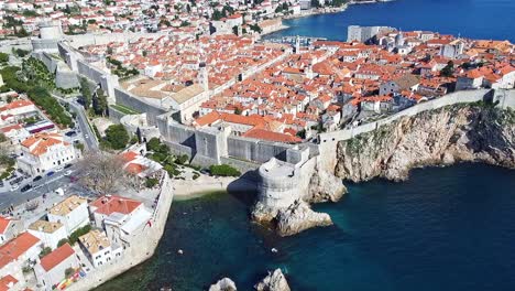 Casco-Antiguo-De-Dubrovnik,-Rodeado-Por-Enormes-Muros-De-Piedra-Terminados-En-El-Siglo-XVI.