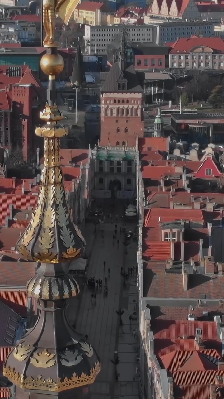 Veduta della città di Danzica che mostra tetti e campanili in Polonia.